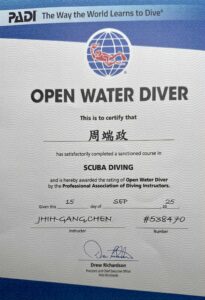 PADI Open Water Diver certification card awarded to Nelson Chou (周端政)