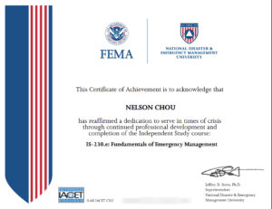 周端政（Nelson Chou）が FEMA IS-230.e Fundamentals of Emergency Management を修了し、修了証（Certificate of Achievement）を取得したことを示す画像
