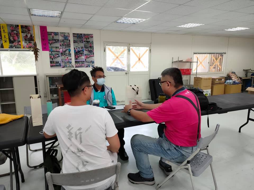 周端政 Nelson Chou 在台東縣達仁鄉土坂部落與徐超斌醫師及扶輪夥伴在台東縣達仁鄉土坂部落的室內空間進行交流，討論部落需求與扶輪社國際服務計畫、青年返鄉與地方創生的實際協作方式。