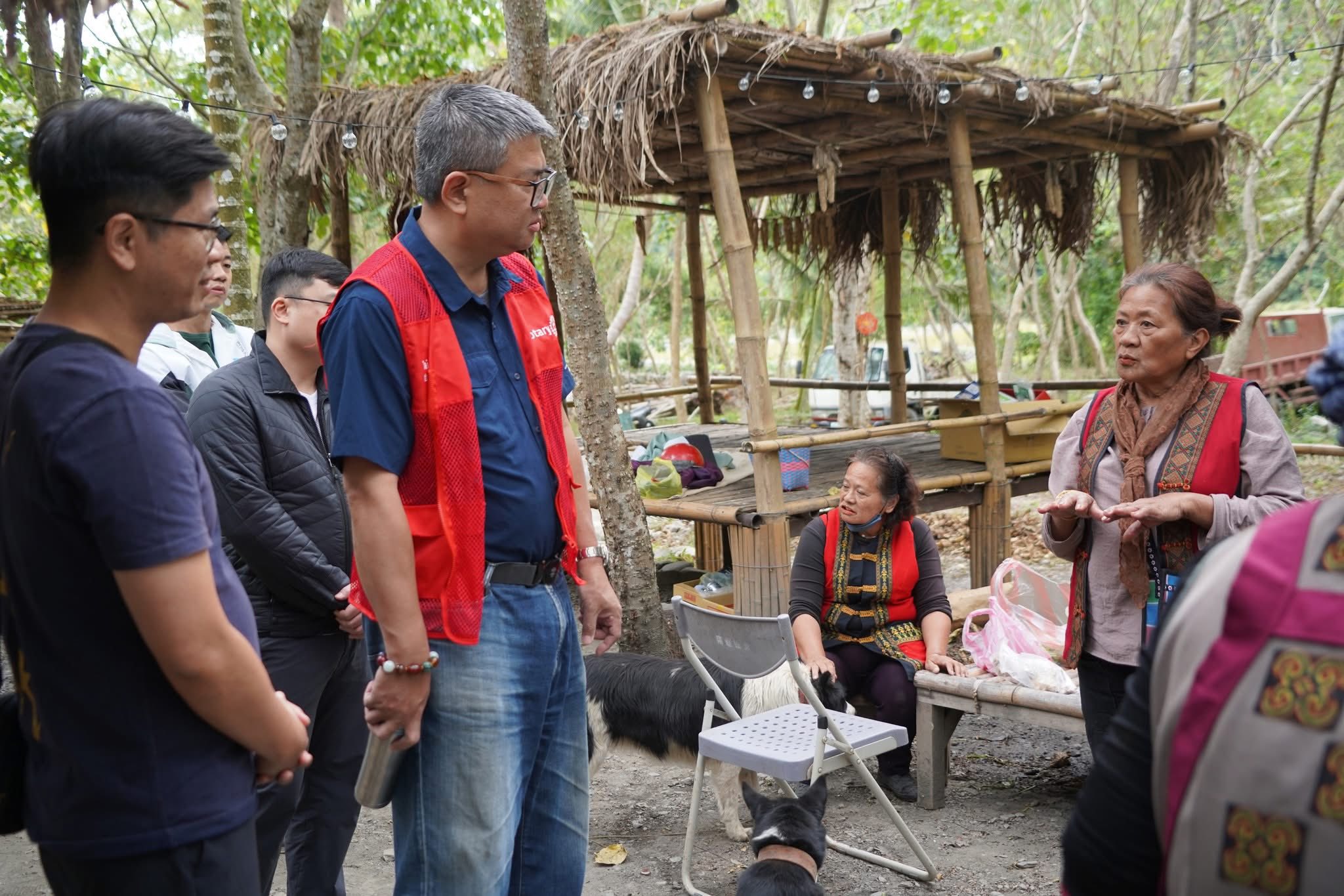 啟用前，周端政 Nelson Chou 與台東縣達仁鄉土坂部落、南迴協會及扶輪代表在室內再次確認計畫細節與長期負擔。