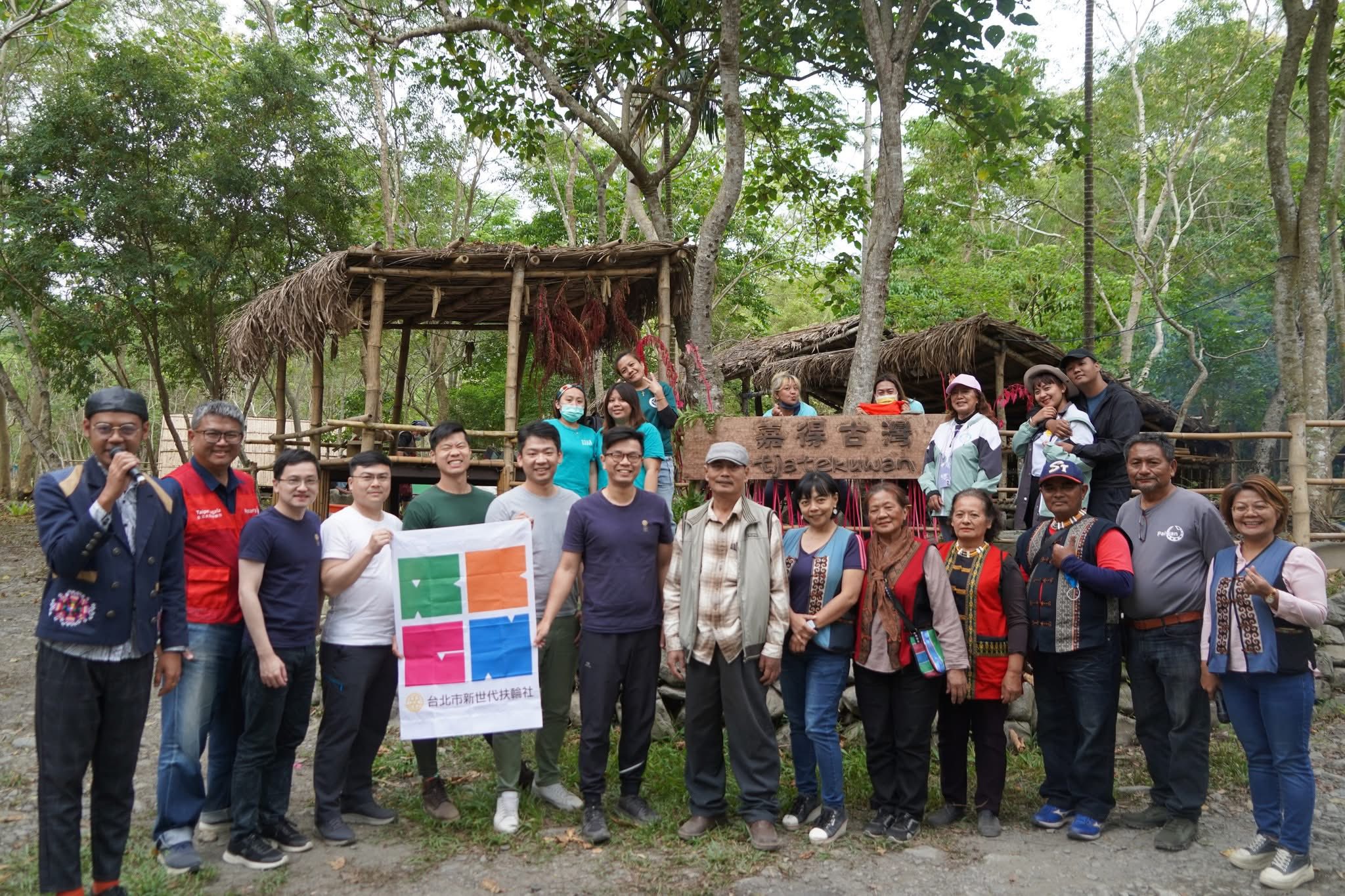 啟用儀式上，周端政 Nelson Chou 與徐超斌醫師、台東縣達仁鄉土坂部落長老、南迴協會與扶輪社友合影，記錄地方創生與偏鄉醫療合作的起點。