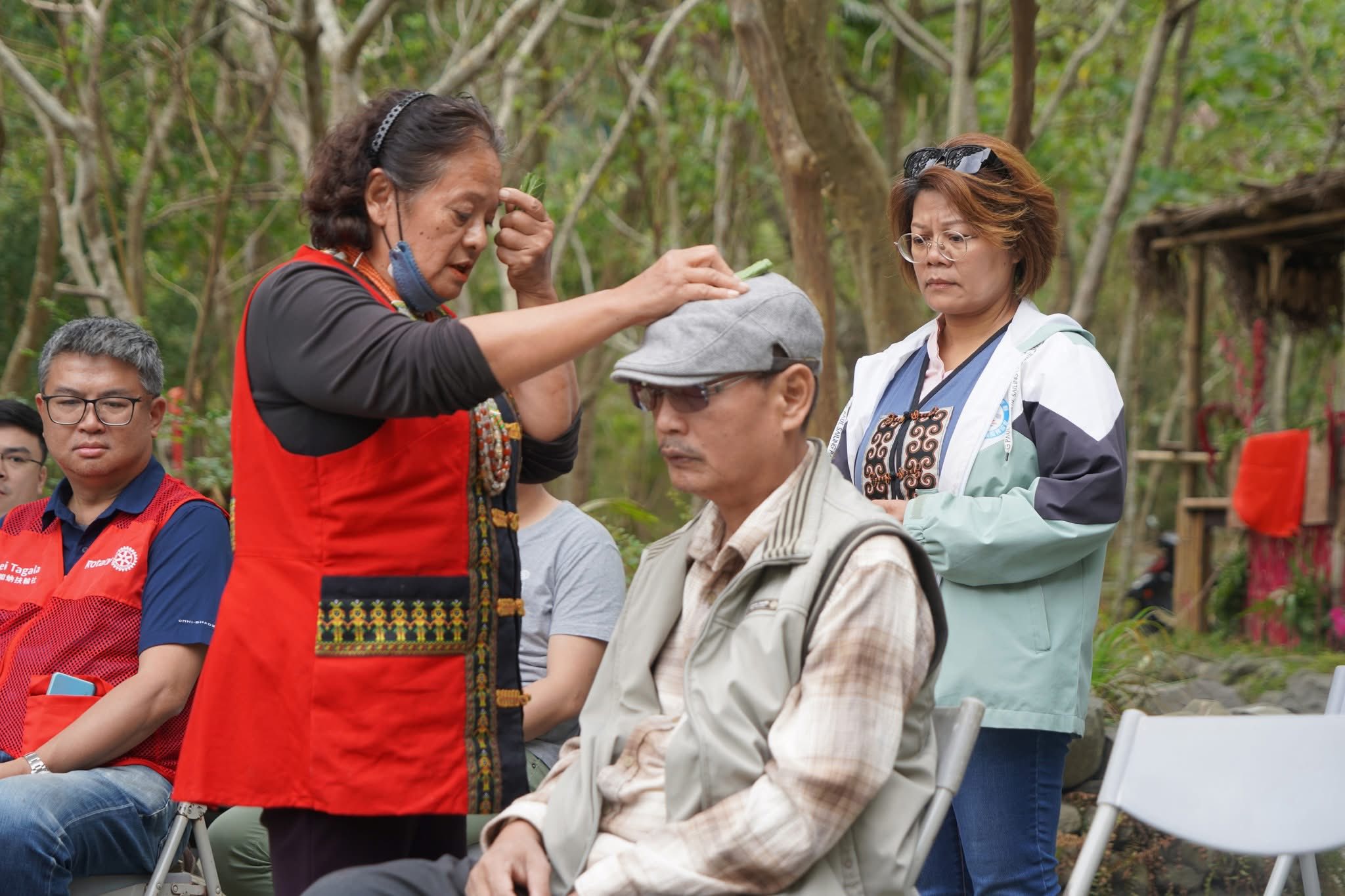 周端政 Nelson Chou 在台東縣達仁鄉土坂部落與扶輪社友及南迴協會代表討論計畫後勤與維運成本，評估不拖垮部落的實際方案。