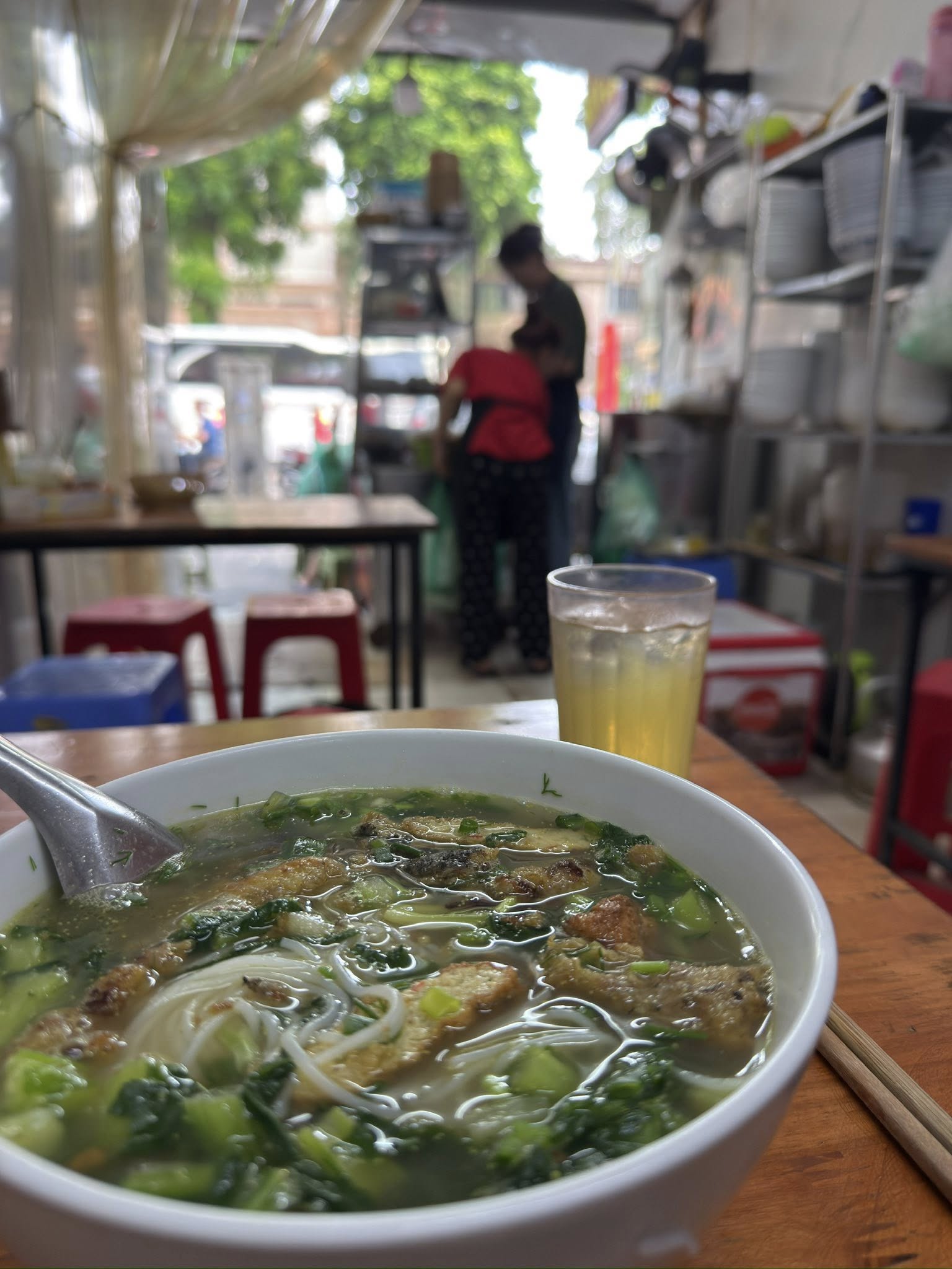 河內街邊小店裡的一碗興安魚肉河粉