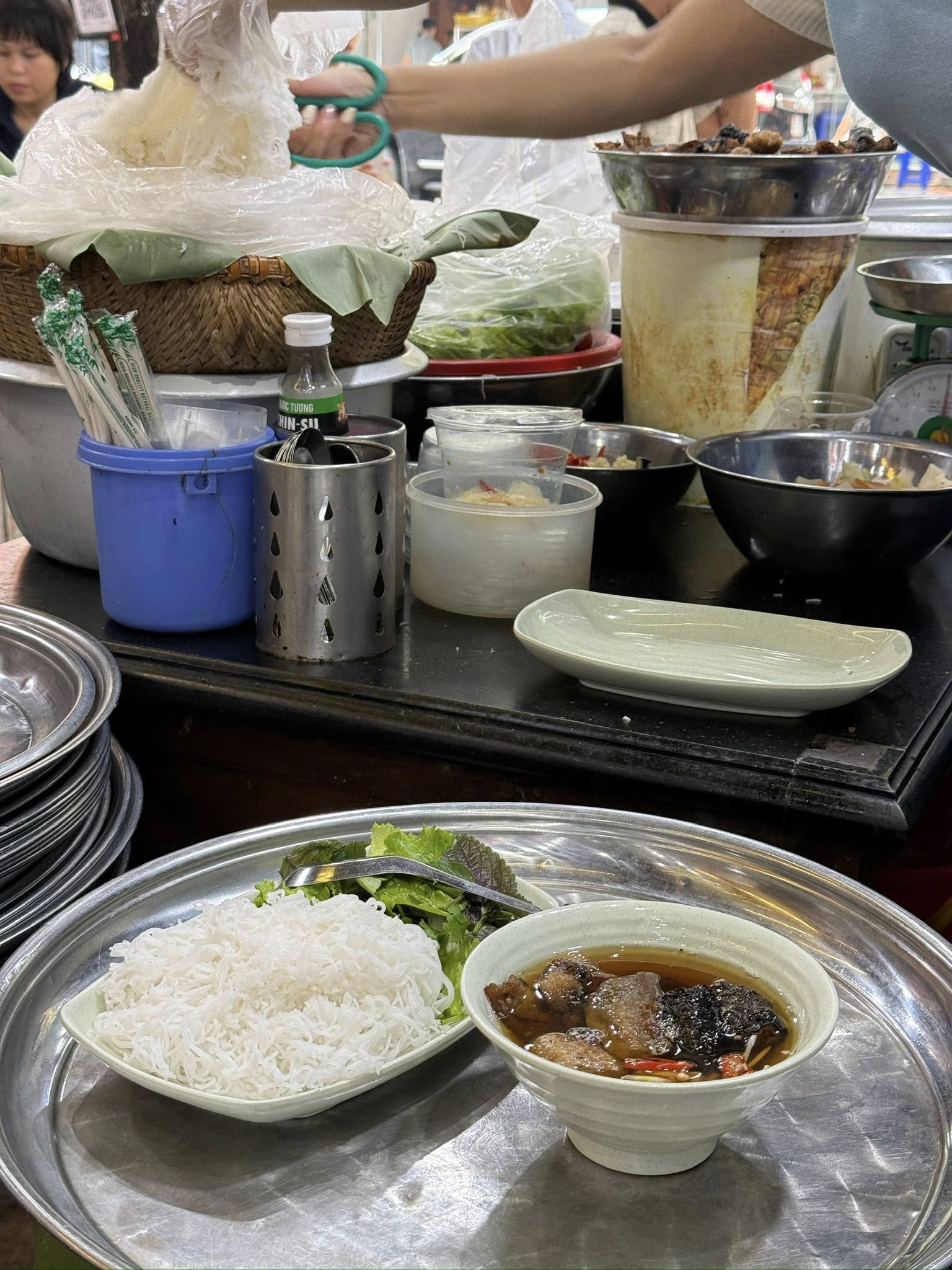河內粉卷店的工作檯上,蒸好的粉皮、肉餡與配料整齊排列