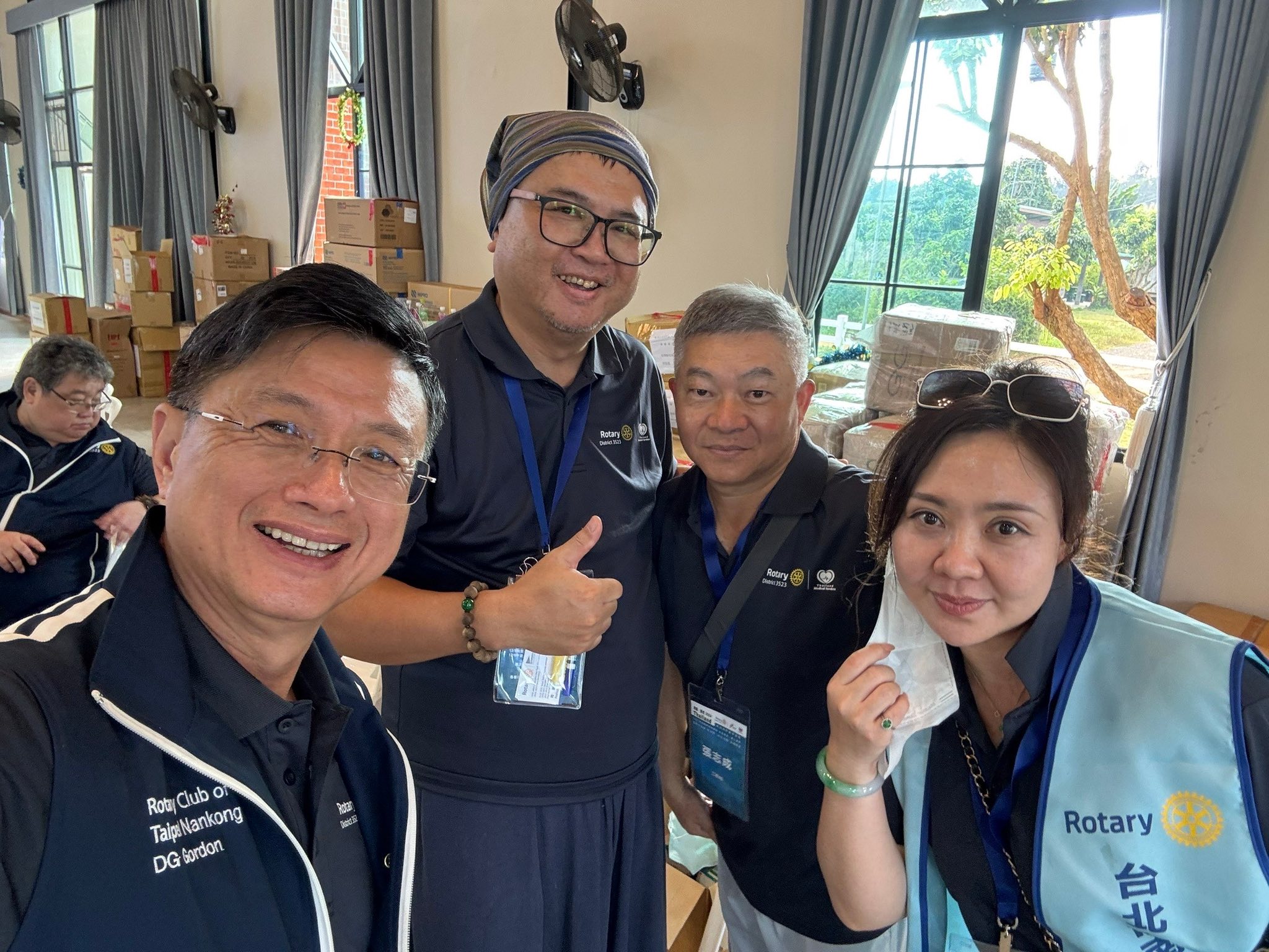 周端政 Nelson Chou 在泰北義診現場負責藥局後勤與物資發放，實作偏鄉醫療的人道供應鏈管理。