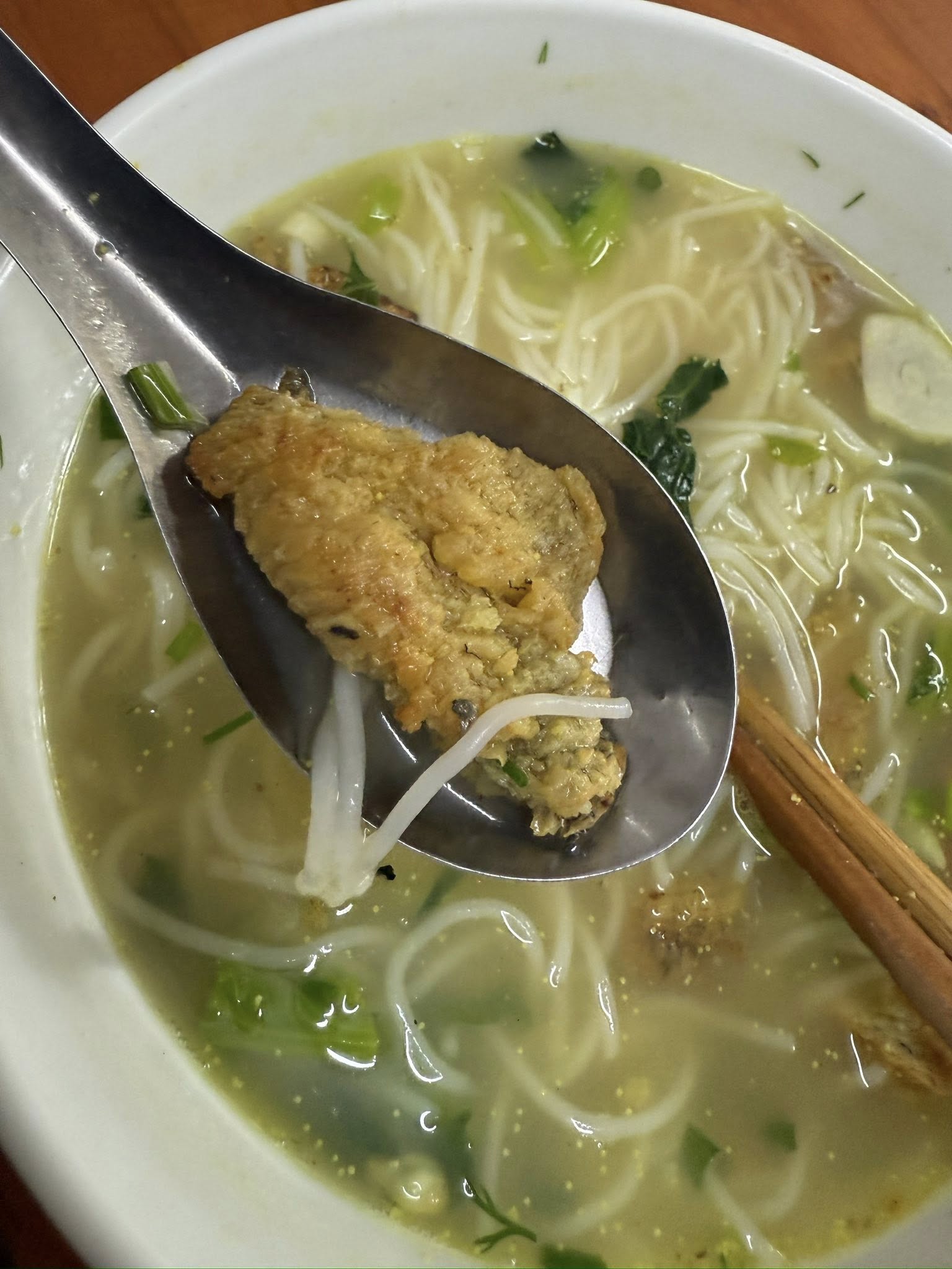 興安魚肉河粉中的炸魚塊特寫